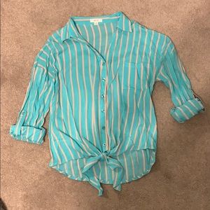 Knotted vertical stripped shirt! 👚